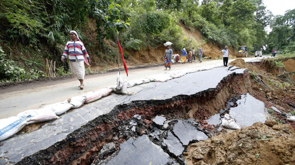 India, almeno 4 morti e decine dispersi per frana in Uttarakhand