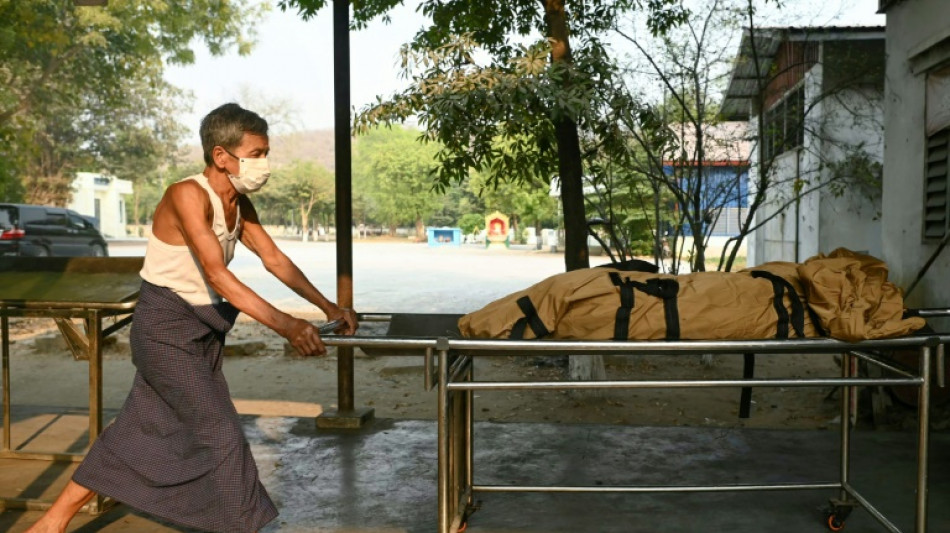 O 'trabalho nobre' dos cremat&oacute;rios budistas ap&oacute;s o terremoto em Mianmar