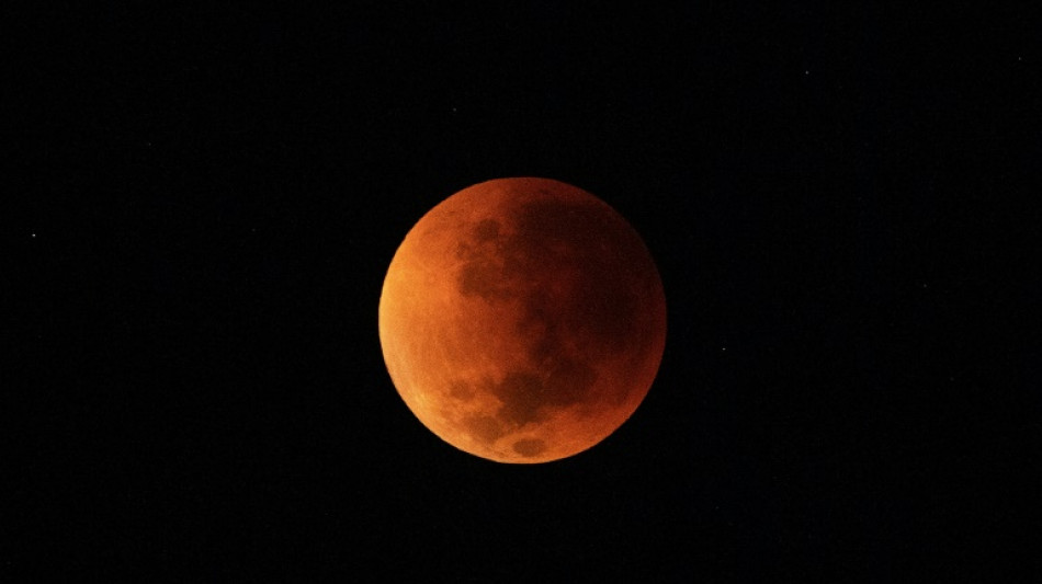 Sudam&eacute;rica se ti&ntilde;e del rojo de la Luna eclipsada