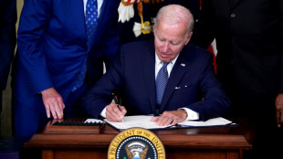 Biden promulgue une r&eacute;forme majeure sur le climat et la sant&eacute;