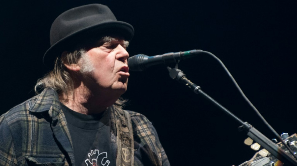Neil Young pide a Spotify retirar su m&uacute;sica por podcast con desinformaci&oacute;n del covid-19