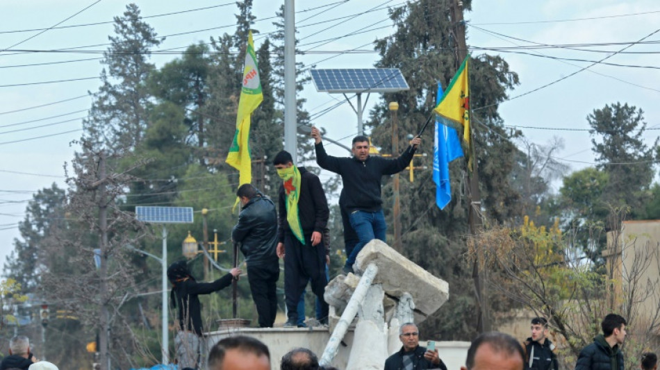 Curdos da S&iacute;ria acenam ao novo governo, mas temem por sua autonomia