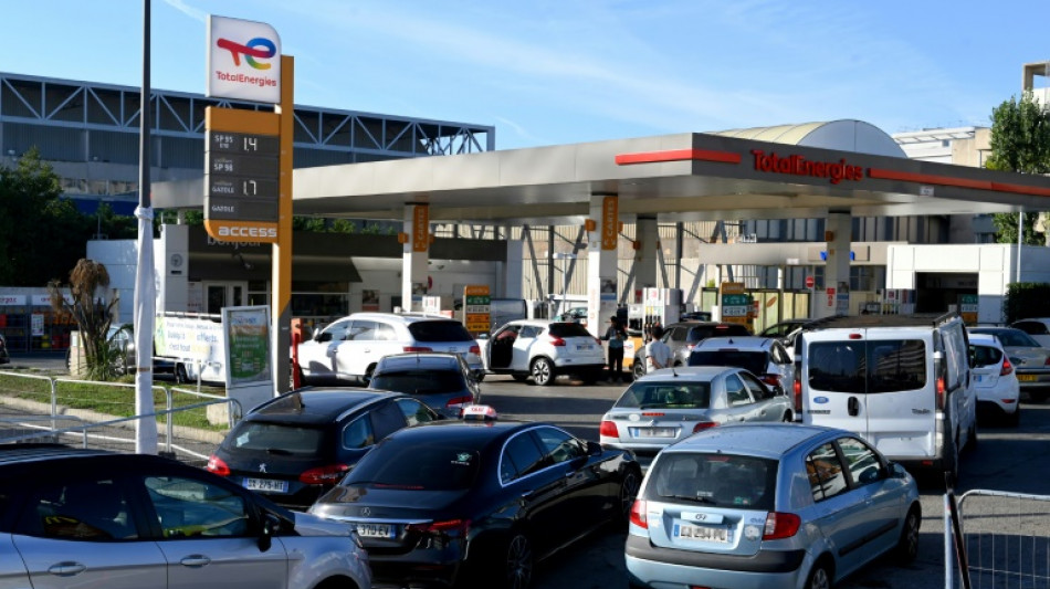 TotalEnergies: la CGT fait un pas pour n&eacute;gocier, tensions constantes &agrave; la pompe