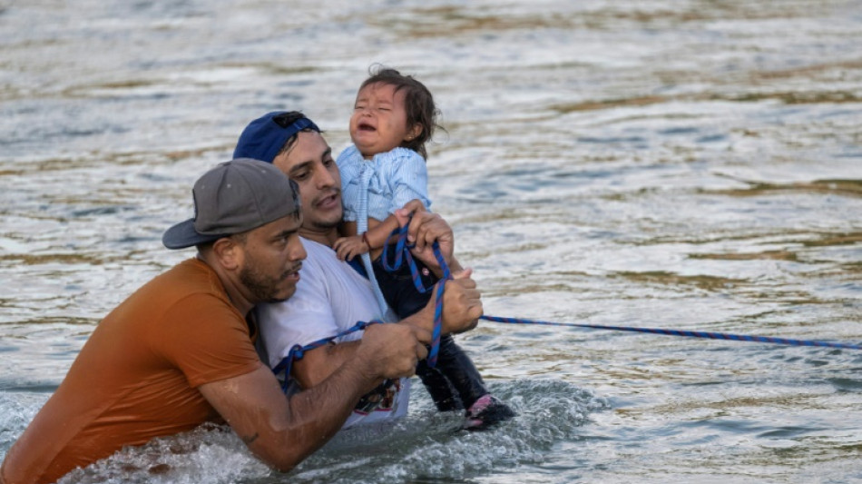 De l'eau et des barbel&eacute;s: une journ&eacute;e avec les migrants sur le Rio Grande