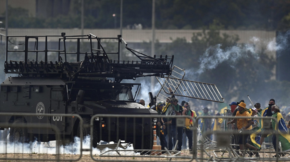 I latitanti del golpe a Brasilia cercano rifugio in Argentina