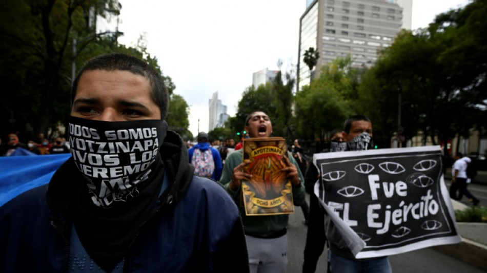 Miles marchan en M&eacute;xico a ocho a&ntilde;os de la desaparici&oacute;n de 43 estudiantes