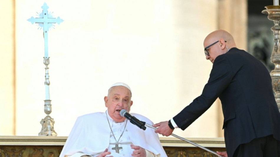 La voz y la movilidad del papa en convalecencia están mejorando