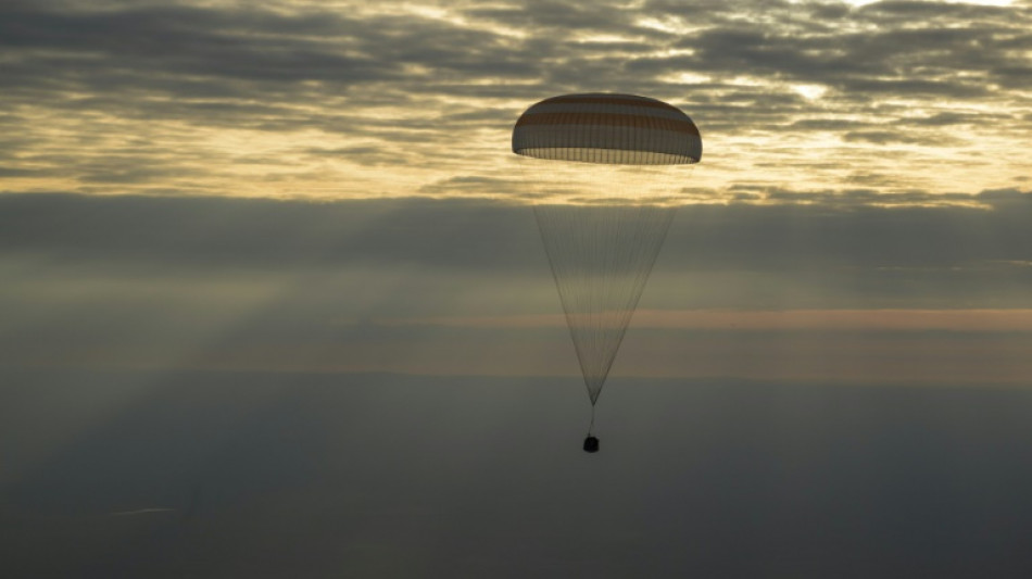 Una nave espacial Soyuz aterriza en Kazajist&aacute;n con dos rusos y un estadounidense