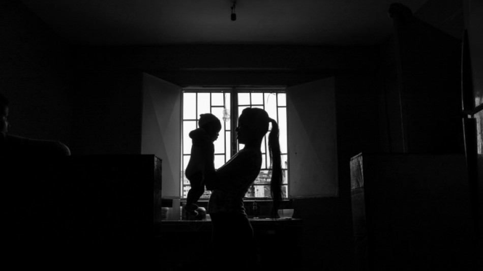 Selon des scientifiques, porter un b&eacute;b&eacute; en marchant est le meilleur moyen de le calmer