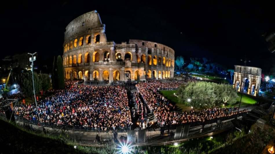 V&iacute;a Crucis en el Coliseo de Roma sin el papa debido al fr&iacute;o