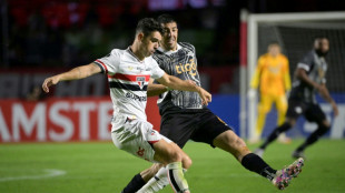 Meia Oscar se aposenta do futebol ap&oacute;s problema card&iacute;aco