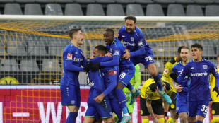 Slapstick und Dem&uuml;tigung: BVB serviert Bayern die Schale