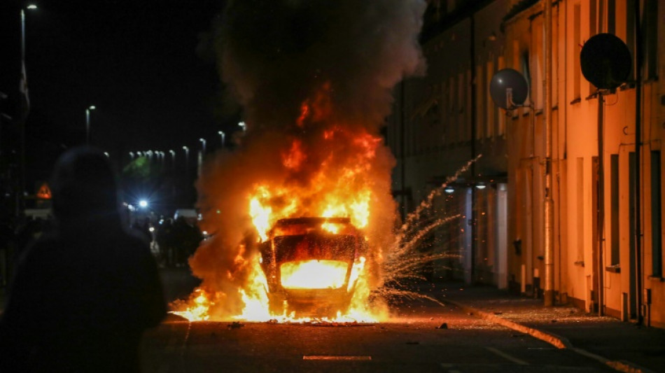 Cidade registra terceira noite de distúrbios anti-imigração na Irlanda do Norte