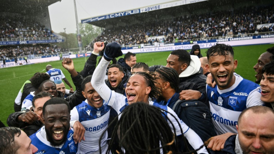 Ligue 2: Auxerre virtuellement en L1, Saint-Etienne frein&eacute;