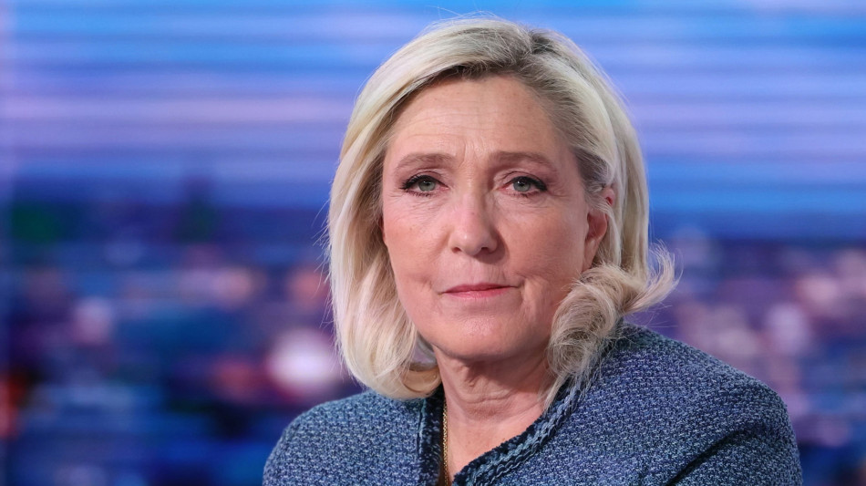 Le Pen alla sua piazza, 'non moller&ograve; di un centimetro'