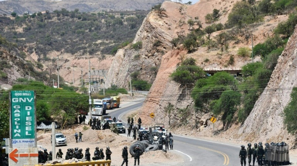 Camponeses bloqueiam vias na Bol&iacute;via para protestar contra prov&aacute;vel pris&atilde;o de Evo Morales