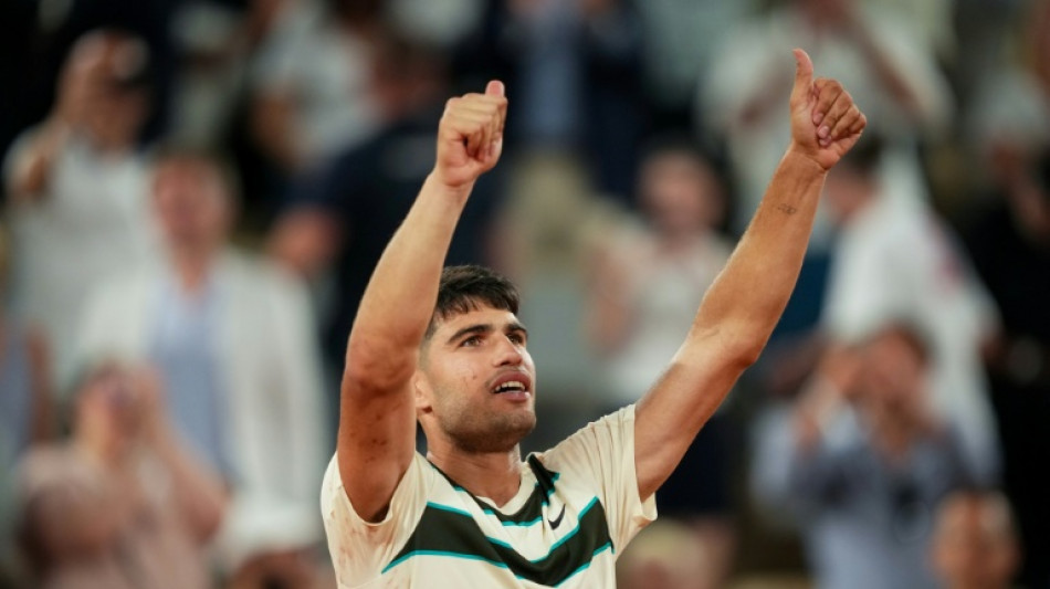 Alcaraz supera resist&ecirc;ncia de Dzumhur e avan&ccedil;a &agrave;s oitavas em Roland Garros