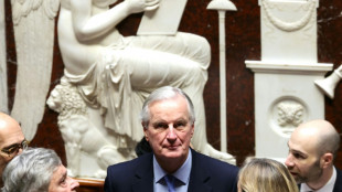 Deputados franceses debatem mo&ccedil;&otilde;es de censura contra o governo e pedem ren&uacute;ncia de Macron