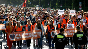 Geldstrafe f&uuml;r Aktivistin in Berlin wegen Festklebens an Gem&auml;lderahmen und Blockaden