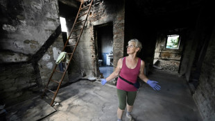 Pr&egrave;s de Kharkiv, des Ukrainiens commencent une difficile reconstruction