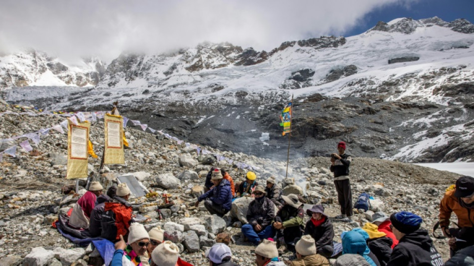 Excursionistas y monjes entierran simb&oacute;licamente a un glaciar que desaparece por el calentamiento