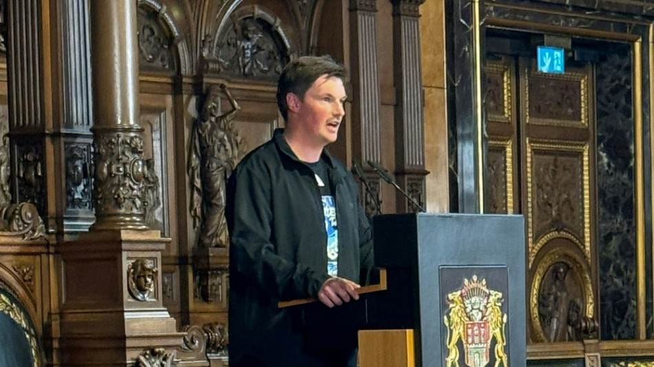 Hamburg feiert seine Helden: HSV l&auml;sst es im Rathaus krachen