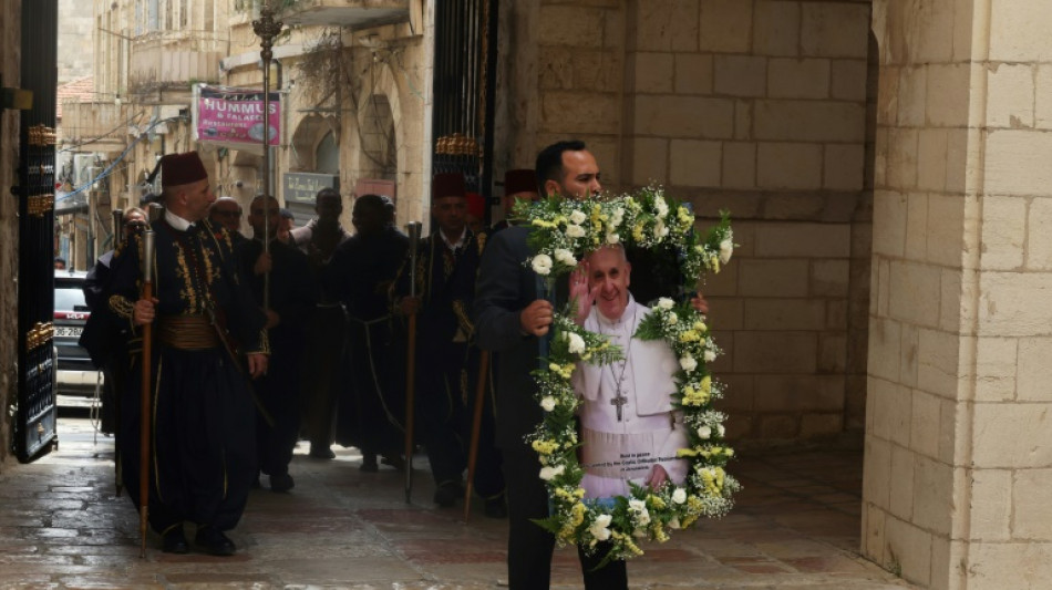 Entre l&aacute;grimas y esperanza, cristianos de Jerusal&eacute;n recuerdan al difunto Francisco
