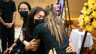 Tha&iuml;lande : &eacute;leves et professeurs pleurent une fillette tu&eacute;e dans la fusillade