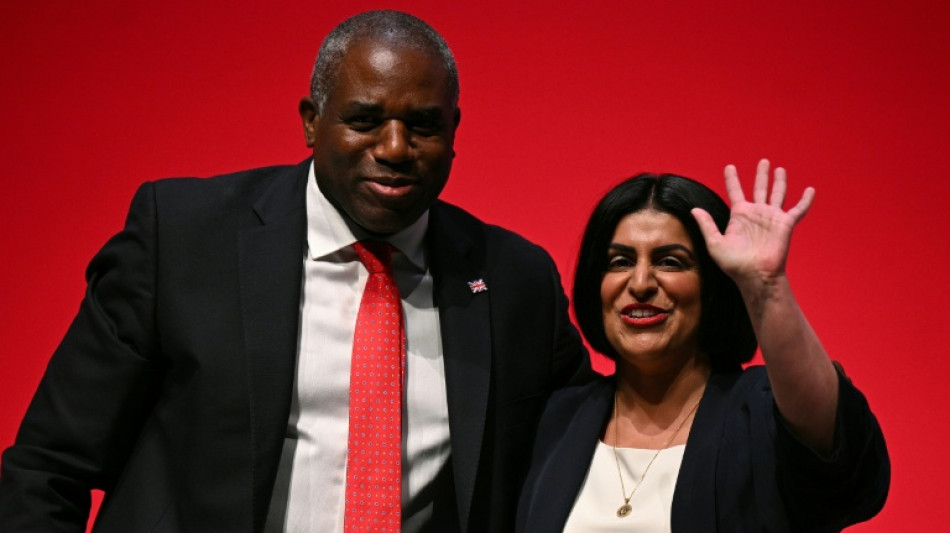 El gobierno británico quiere endurecer la obtención de un permiso de residencia permanente