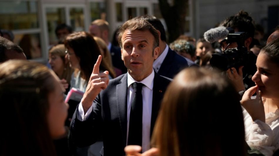 Macron annonce des augmentations pour les enseignants, manifestants tenus &agrave; distance