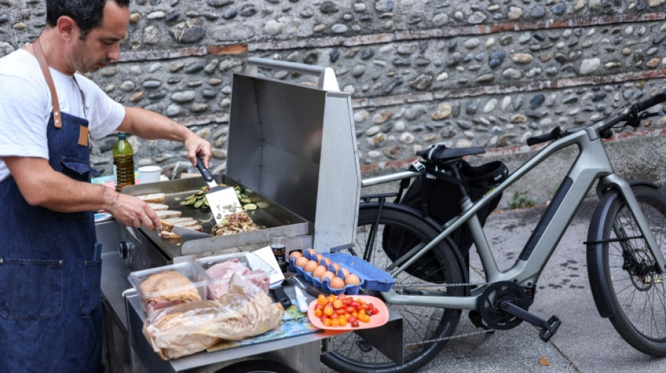Designer, Kamel Secraoui cr&eacute;e un v&eacute;lo-plancha et cuisine pour les sans-abri