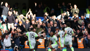 Angleterre: Manchester City mate Chelsea (3-0) et peut croire au titre