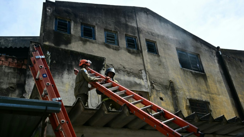 Un incendio en una f&aacute;brica de disfraces del Carnaval deja 21 heridos en Rio de Janeiro