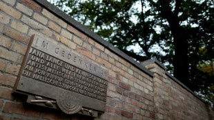 Gedenken an Anschlag in Halle: Studenten versperren AfD-Politiker Tillschneider Weg