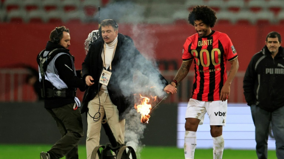 Nice vence Lens (2-0) e assume 3&ordm; lugar na Ligue 1; Dante &eacute; homenageado