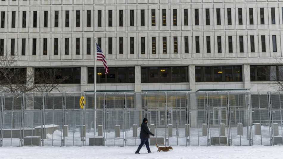 Jurado de EEUU debate suerte de polic&iacute;as implicados en muerte de George Floyd