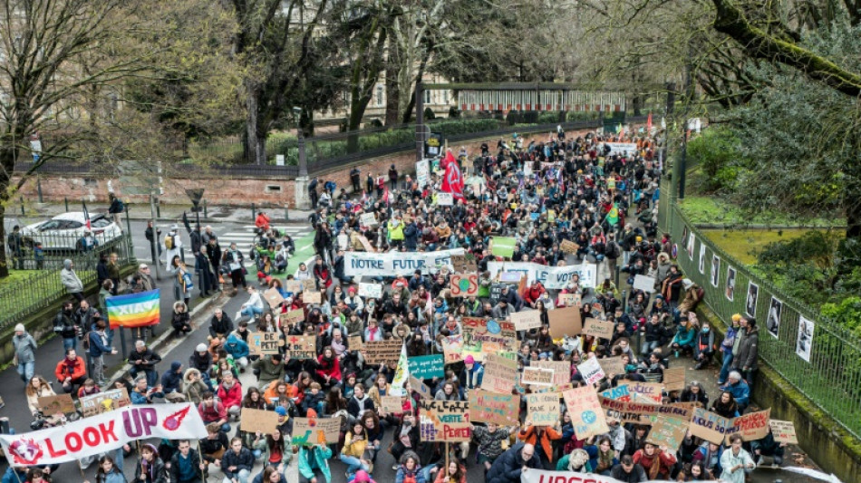 "On en parle quand?": manifestations pour que le climat p&egrave;se dans la pr&eacute;sidentielle