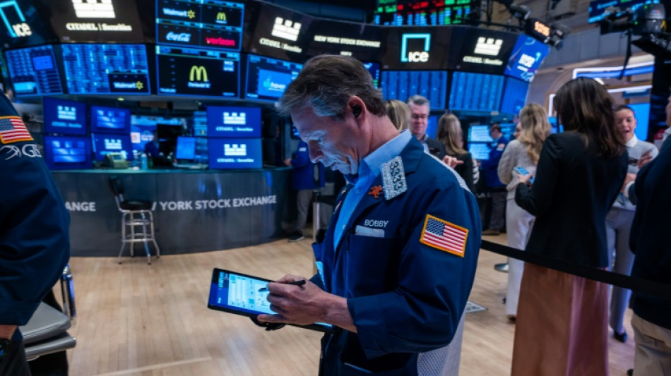 Wall Street finit dans le rouge, encore plomb&eacute;e par la guerre commerciale