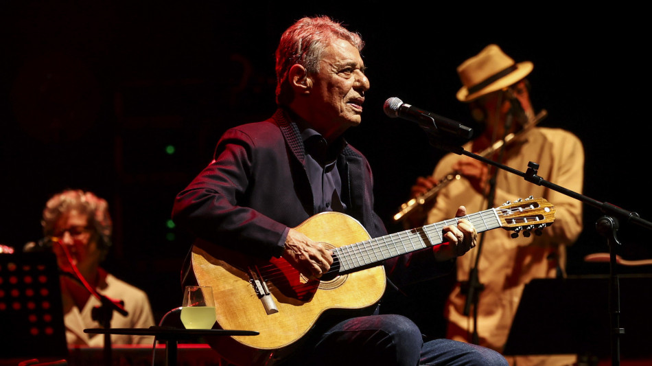 Brasile, Chico Buarque operato al cervello: &egrave; fuori pericolo