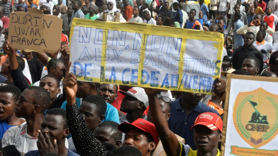 Niger: d&eacute;monstration de force des partisans du coup d'Etat avant la fin d'un ultimatum ouest-africain 