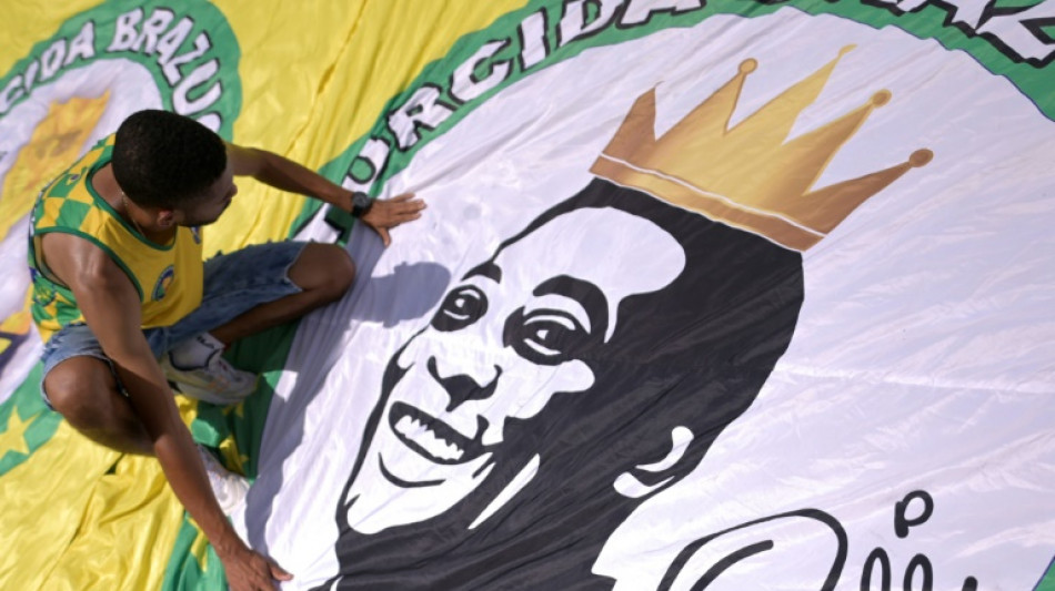 Los brasile&ntilde;os dan su &uacute;ltimo adi&oacute;s al "rey" Pel&eacute;