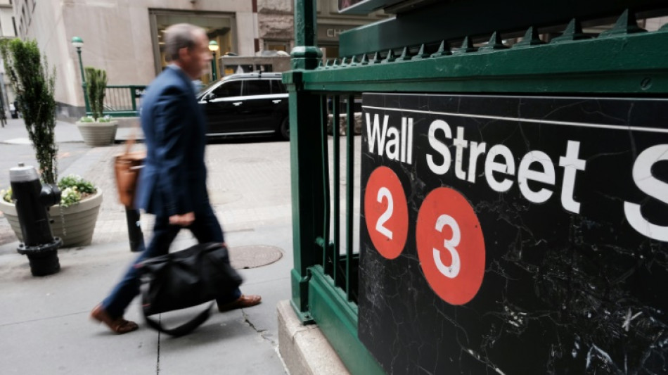 Wall Street termine en baisse, la perspective de baisses de taux s'&eacute;loigne