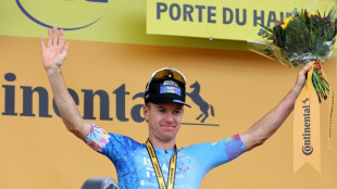 Clarke gana la etapa de los pav&eacute;s, Van Aert sigue l&iacute;der del Tour