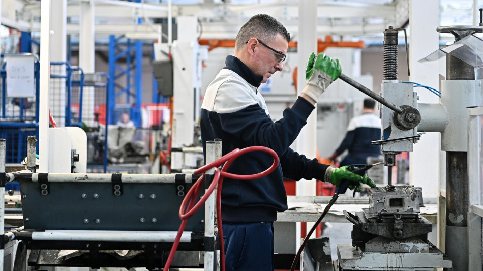 ++ Istat, nel 2023 produttivit&agrave; in caduta,-2,5% per il lavoro ++