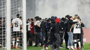 "Supercl&aacute;ssico" do futebol chileno &eacute; suspenso ap&oacute;s morte de dois torcedores na Libertadores