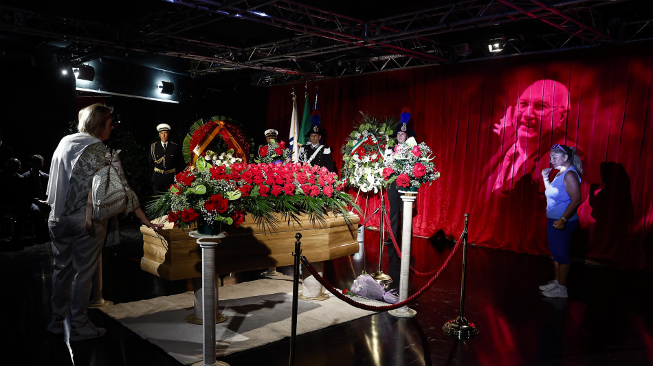 Colleghi e autorit&agrave; alla camera ardente di Baudo