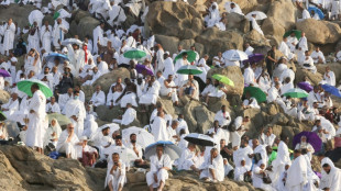 Peregrinos muçulmanos rezam no Monte Arafat, ponto culminante do hajj