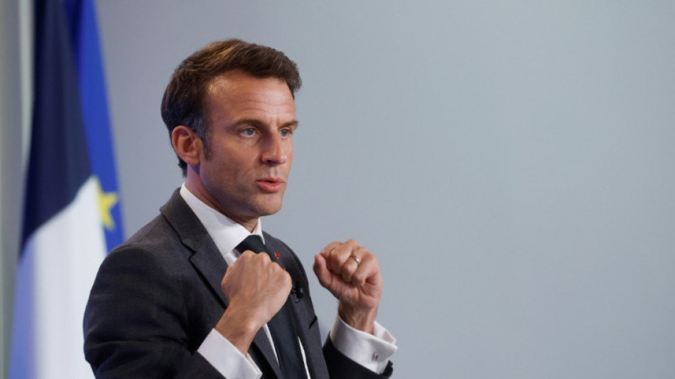 Macron annonce investissements et emplois &agrave; Dunkerque, "symbole" de la r&eacute;industrialistion