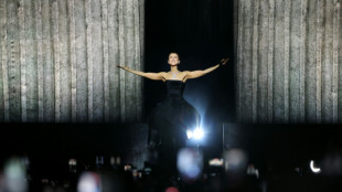 C&eacute;line Dion se despede de Paris em seu &uacute;ltimo show antes de voltar em maio