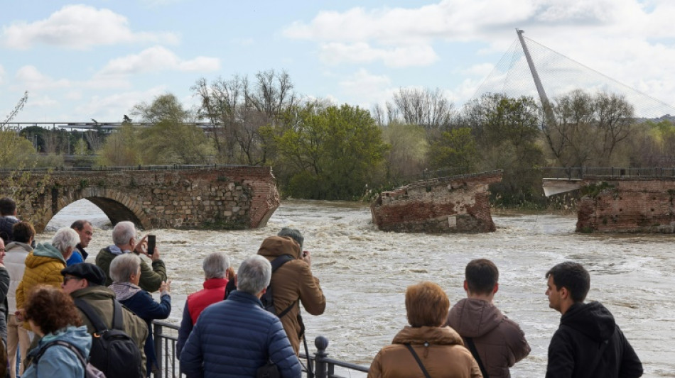 La crecida del r&iacute;o Tajo arrastra parte del puente romano de la ciudad espa&ntilde;ola de Talavera